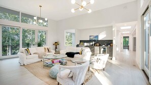 Smart TV, stereo, offices - Beautiful East Hampton Home with water views of Gardiners Bay, close to... (East Hampton)
