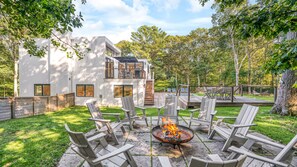 Terrace/patio - Beautiful East Hampton Home with water views of Gardiners Bay, close to... (East Hampton)