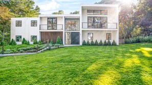 Exterior - Beautiful East Hampton Home with water views of Gardiners Bay, close to... (East Hampton)