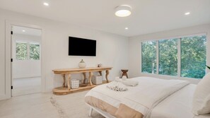5 bedrooms, iron/ironing board, WiFi, bed sheets