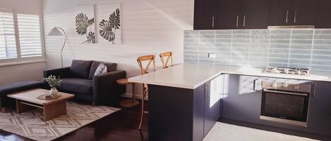 Jääkaappi, mikroaaltouuni, uuni, liesi