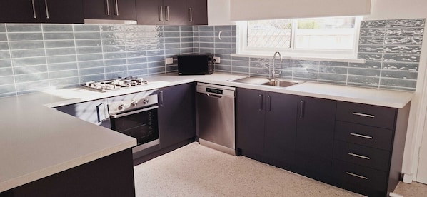 Kühlschrank, Mikrowelle, Ofen, Herdplatte