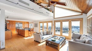 テレビ、暖炉、卓球台、ステレオ