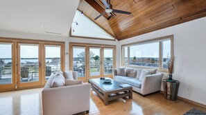 TV, peis, bordtennis og stereoanlegg