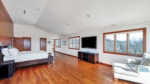 5 bedrooms, iron/ironing board, WiFi, bed sheets