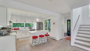 Mikrowelle, Ofen, Herdplatte, Wasserkocher mit Kaffee-/Teezubehör