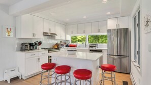 Mikrowelle, Ofen, Herdplatte, Wasserkocher mit Kaffee-/Teezubehör