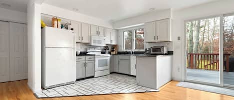 Microwave, oven, stovetop, coffee/tea maker
