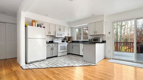 Contemporary Hampton Bays home on one acre of manicured lawn, private pool,...