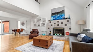 Smart TV, fireplace, table tennis, stereo