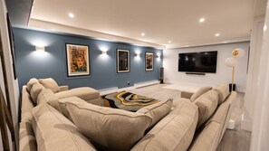 Smart-tv, bordtennisbord, stereoanlæg