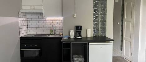 Kylskåp, mikrovågsugn, ugn och spishäll