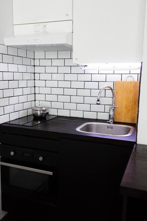Fridge, microwave, oven, stovetop - Nordic City Apartment in the Heart of Helsinki (Helsinki)