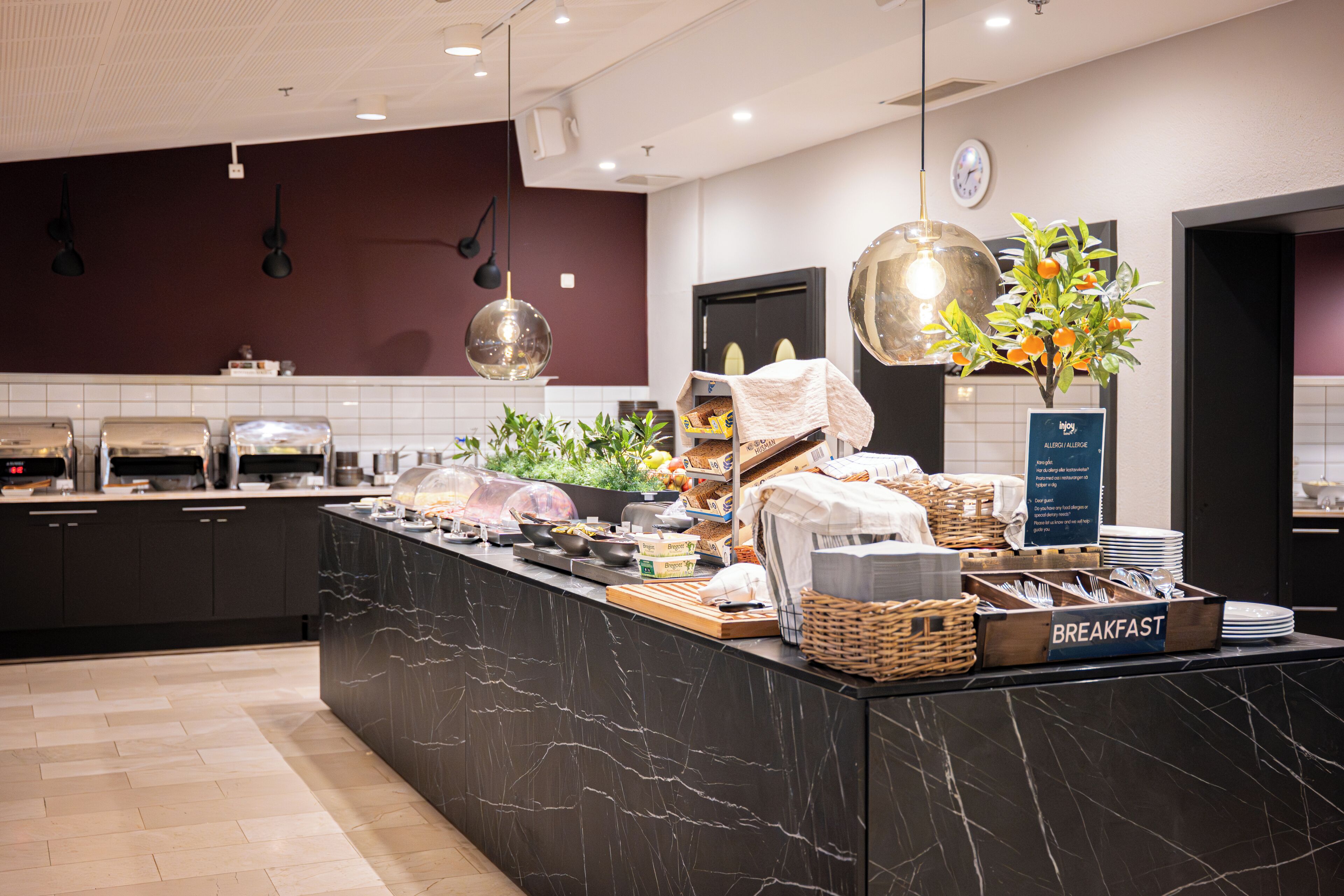 بوفيه فطور في الإجازات الأسبوعية بتكلفة قدرها (150 SEK للشخص)