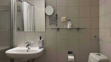 Economy Single Room | Bathroom | Hair dryer, towels