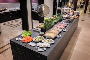 Desayuno buffet los fines de semana (SEK 150 por persona)
