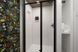 Een douche, een haardroger, handdoeken, zeep