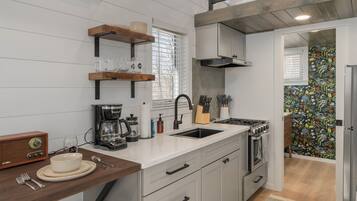 Een koelkast, een microgolfoven, een oven, een kookplaat