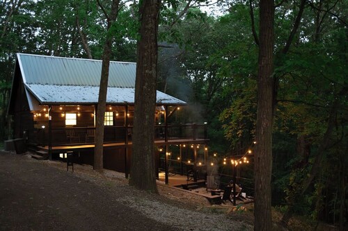 Classic Cabin | Hot Tub · Fire Pit · Sleeps 6