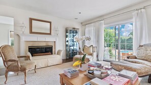 Smart TV, chimenea y estéreo 