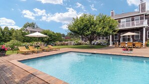 A heated pool - Stately traditional home with open floorplan and private pool in coveted... (Southampton)
