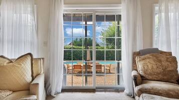 Smart TV, fireplace, stereo