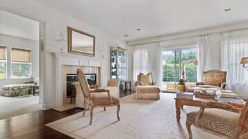 Smart TV, fireplace, stereo