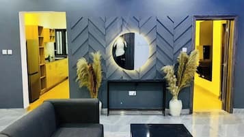 Departamento económico, balcón, vista a la ciudad | Área de sala de estar
