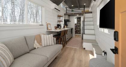 Hot Tub Tiny Home · Fire Pit · Romantic Hideaway