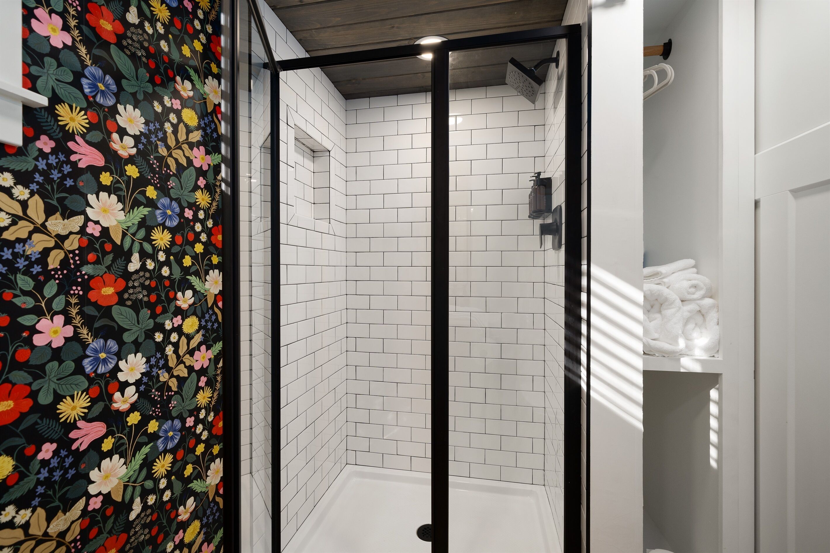 Douche, sèche-cheveux, serviettes fournies, savon