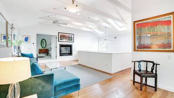 Een smart-tv en een open haard