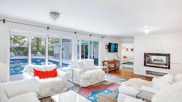 Een smart-tv en een open haard