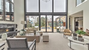 Smart TV, fireplace, stereo - 12,000 sq ft of Luxury, Modern Design, Full Gym, Indoor and Outdoor Dining... (Water Mill)