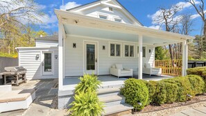 Terrace/patio - Beautiful Shelter Island Getaway on over an acre, minutes from the ferry! (Shelter Island)