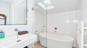 Shower, towels - Beautiful Shelter Island Getaway on over an acre, minutes from the ferry! (Shelter Island)