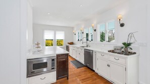 Fridge, microwave, oven, stovetop - Beautiful Shelter Island Getaway on over an acre, minutes from the ferry! (Shelter Island)