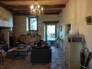 TV, fireplace, DVD player, books - Beautiful Lotoise house, located in a typical village. Large garden and swimming pool. (Le Vignon-en-Quercy)