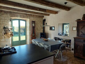 Dining - Beautiful Lotoise house, located in a typical village. Large garden and swimming pool. (Le Vignon-en-Quercy)