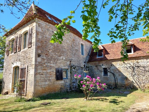 Belle maison lotoise, située dans un village typique. Grand jardin et piscine.