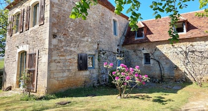 Belle maison lotoise, située dans un village typique. Grand jardin et piscine.