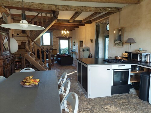 Belle maison lotoise, située dans un village typique. Grand jardin et piscine.