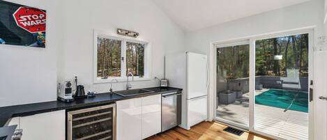 Mikroaaltouuni, uuni, liesi, kahvin-/teenkeitin