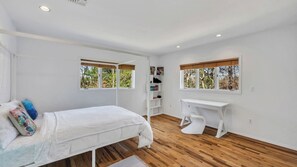 4 bedrooms, iron/ironing board, Internet, bed sheets - Modern East Hampton home, in-ground pool, expansive deck and minutes to Sag... (East Hampton)