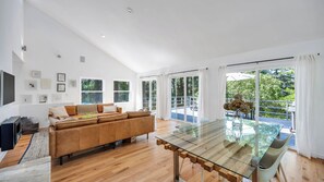 Smart-TV, Kamin, Stereoanlage