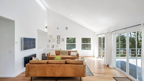 Smart-TV, Kamin, Stereoanlage