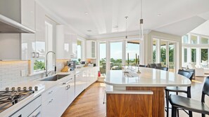 Mikrobølgeovn, ovn, kokeplater og kjøkkenutstyr