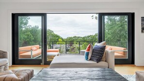 Smart TV, ping pong, stereo