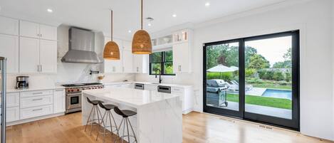 Microondas, horno, placa de cocina, cafetera/tetera