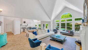 Smart TV, fireplace, ping pong, stereo