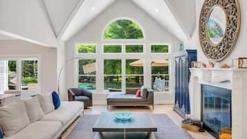 TV connectée, cheminée, table de tennis de table, chaßne hi-fi